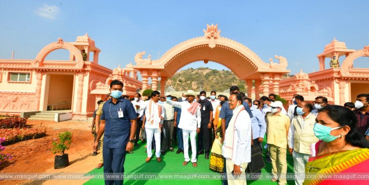 యాదాద్రిలో పర్యటిస్తున్న కేసీఆర్