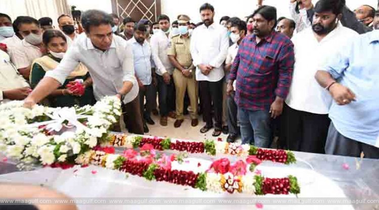 గౌత‌మ్ రెడ్డి భౌతికకాయానికి నివాళుల‌ర్పించి మంత్రి కేటీఆర్