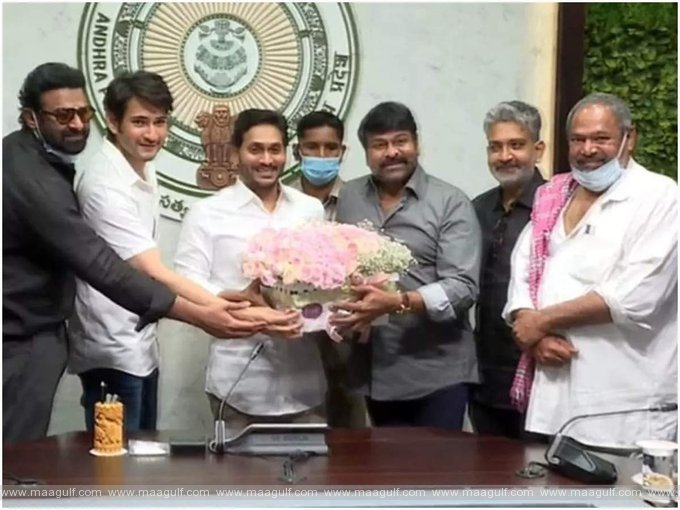 1 సీఎం జగన్ ను కలిసిన సినీ ప్రముఖులు..నెలాఖరున కొత్త జీవో వస్తుందన్న చిరంజీవి