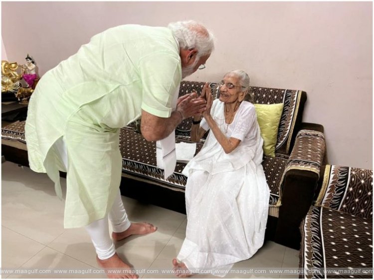 అమ్మతో ప్రధాని మోడీ..