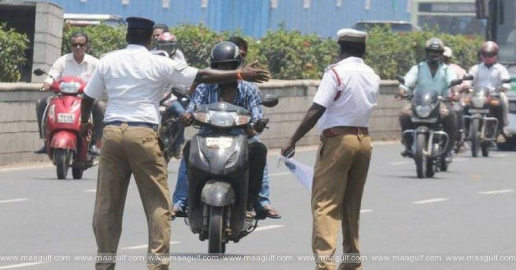 హైదరాబాద్: బ్లాక్ స్టిక్కర్స్ పై కొరడా ఝళిపిస్తున్న ట్రాఫిక్ పోలీసులు