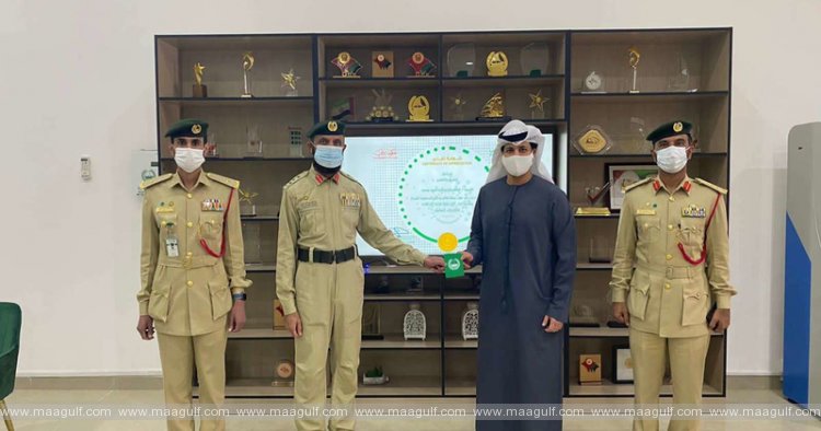 దొరికిన 50,000 దిర్హాముల సొమ్ముని తిరిగిచ్చిన రెసిడెంట్స్‌కి దుబాయ్ పోలీస్ సన్మానం