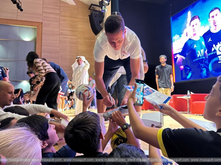 యువ ఫుట్‌బాల్ అభిమానులను కలుసుకున్న పీఎస్జీ ప్లేయర్స్