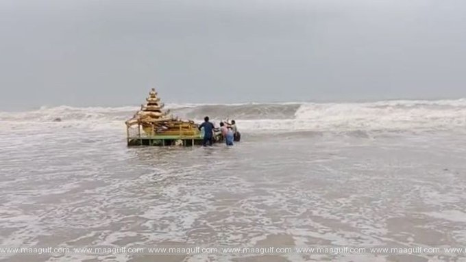 అసని తుపాను: తీరానికి కొట్టుకొచ్చిన బంగారు మందిరం..ఆశ్చర్యంలో జనం