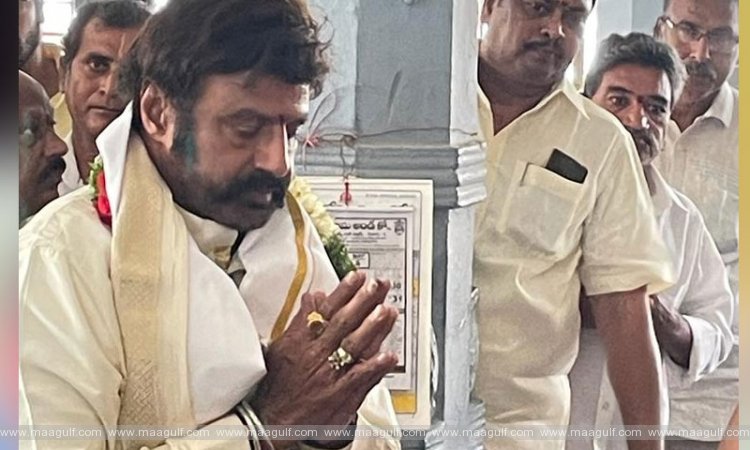 ఎన్టీఆర్ విగ్రహానికి నివాళులు అర్పించిన బాలకృష్ణ