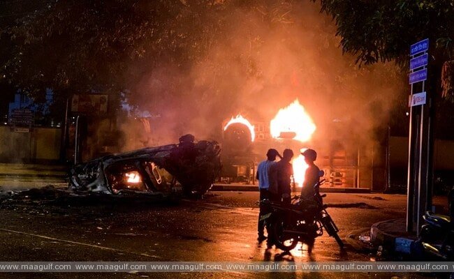 నౌకాశ్రయంలో తలదాచుకున్న శ్రీలంక మాజీ ప్రధాని!