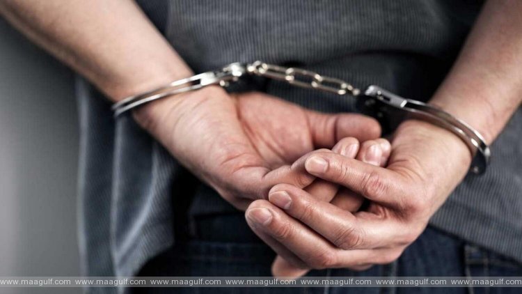 కొకైన్ స్మగుల్ చేస్తున్న ప్రయాణీకుడి అరెస్ట్