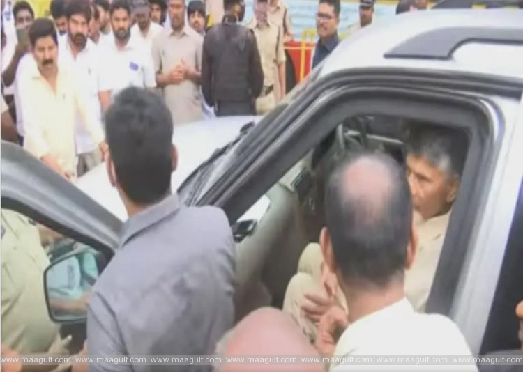 విశాఖ: చంద్రబాబును అడ్డుకున్న పోలీసులు