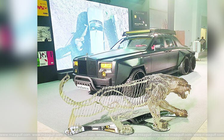 దుబాయ్ లో బంగారం పూత పొదిగిన రోల్స్ రాయిస్