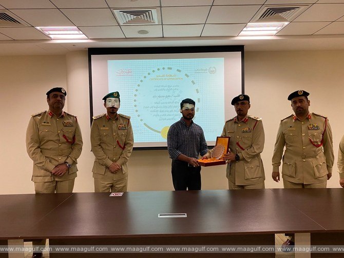 దుబాయ్ లో భారతీయుడి నిజాయితీ, పోలీసుల ప్రశంసలు