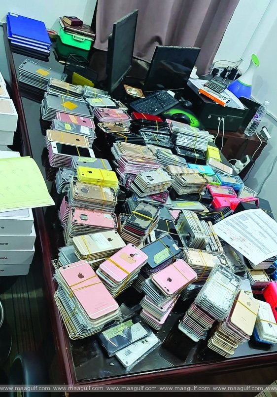 మొబైల్ ఫోన్ల దుకాణం సీజ్