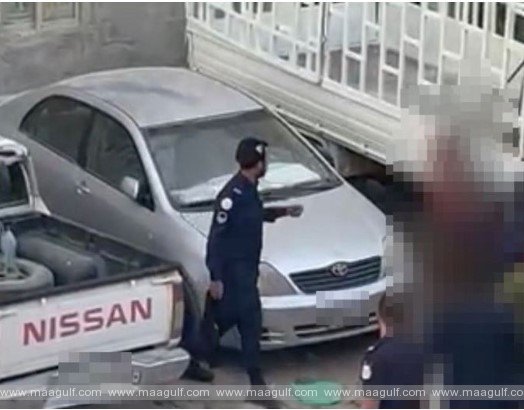 అరెస్టు తప్పించుకోవడానికి రోడ్డు పై బట్టల్ని విసిరేసిన మహిళ