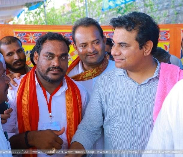 1 మంత్రి కేటీఆర్ కు వినతి పత్రం ఇచ్చిన గల్ఫ్ జెఏసి బృందం