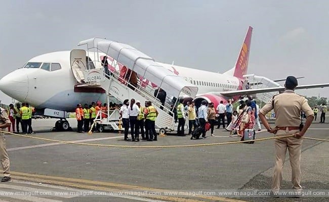విమానం రెక్కలకు మంటలు.. 185 ప్రయాణికుల ఎమర్జెన్సీ ల్యాండింగ్