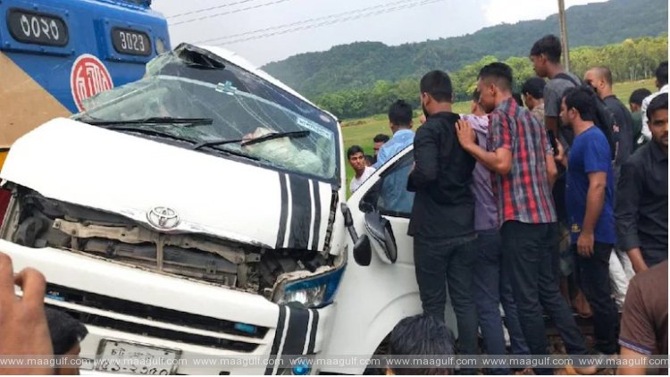 1 మినీ బస్సును ఢీకొన్న రైలు.. 11 మంది మృతి