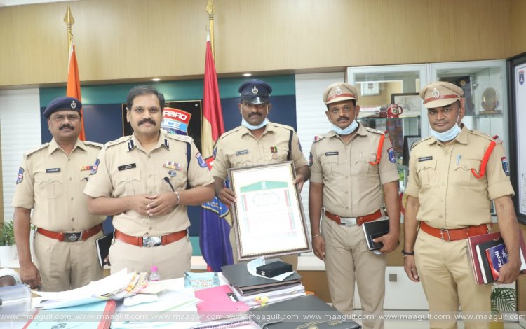 కానిస్టేబుల్‌ ధైర్యానికి దేశంలోనే అత్యున్నత గౌరవం అభినంధించిన సైబరాబాద్ సీపీ