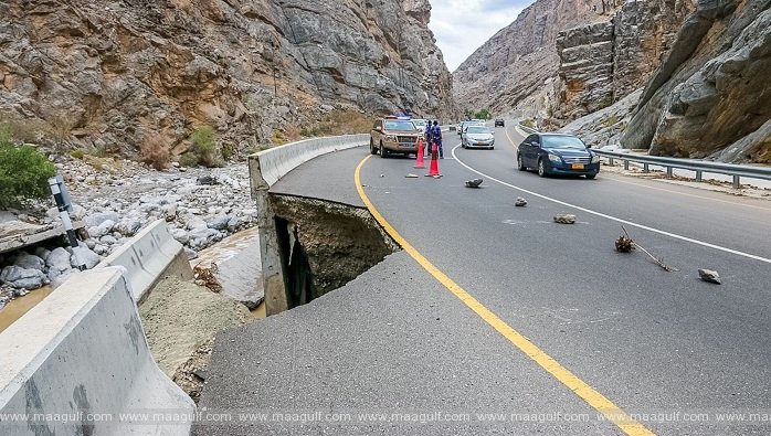 ఒమన్ లో పాక్షికంగా ధ్వంసమైన రోడ్డు