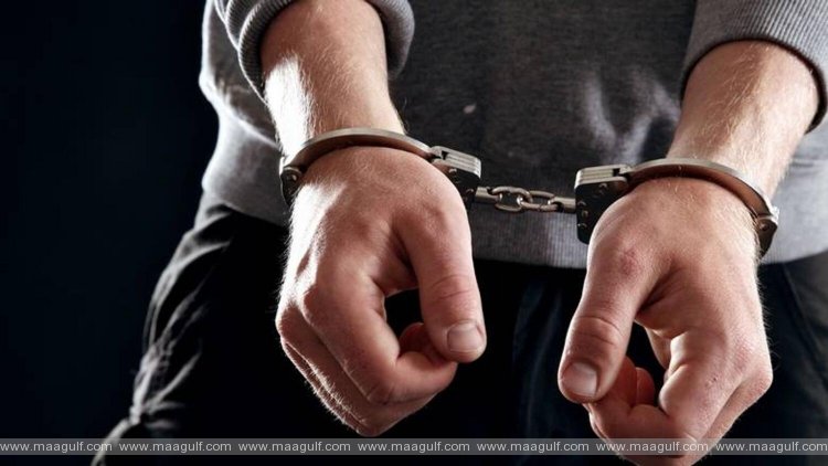 షాపింగ్ మాల్లో కొట్లాడుకున్న బృందం అరెస్ట్