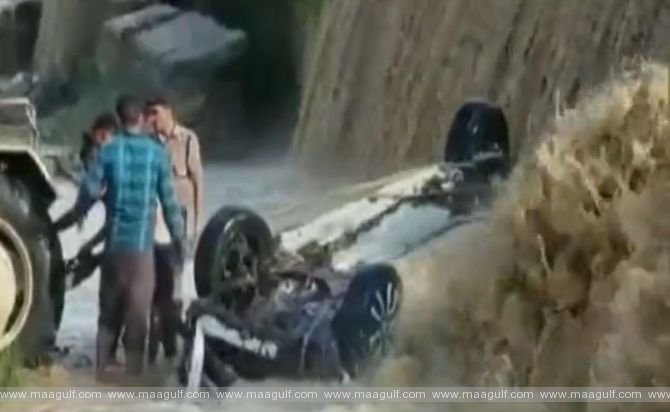 ఘోర ప్రమాదం.. నదిలోకి దూసుకెళ్లిన కారు.. 9 మంది మృతి