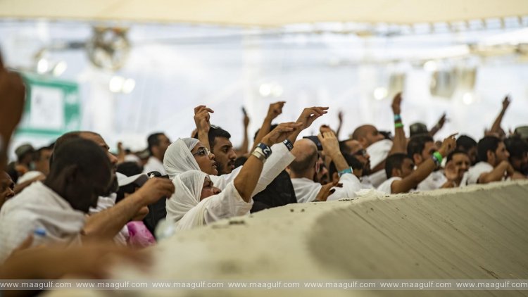 జమ్రాత్ అల్ అకాబా పై రాళ్ళు విసిరిన హజ్ యాత్రికులు