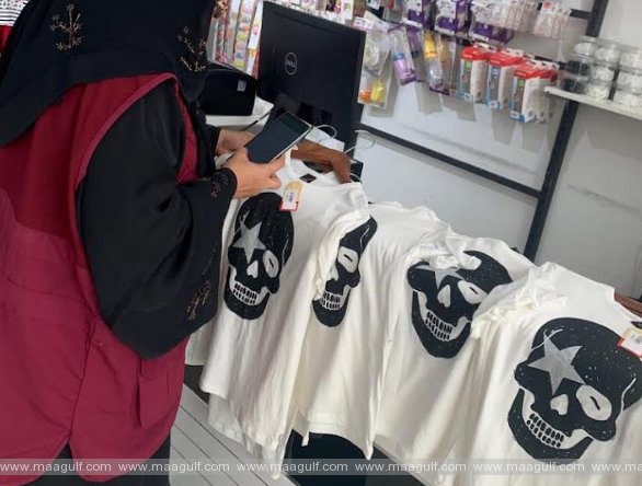 అనైతిక చిత్రాలను కలిగి ఉన్న దుస్తులు స్వాధీనం