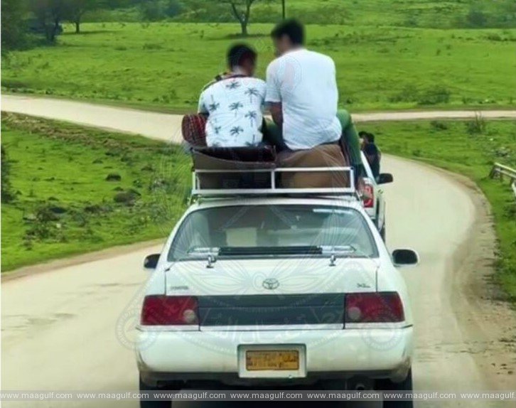 కారుపై ప్రయాణికులను ఎక్కించుకుని వెళ్తున్న డ్రైవర్‌ అరెస్ట్‌