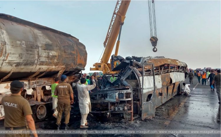 పాకిస్థాన్‌లో ఘోర రోడ్డు ప్రమాదం..20 మంది సజీవ దహనం..