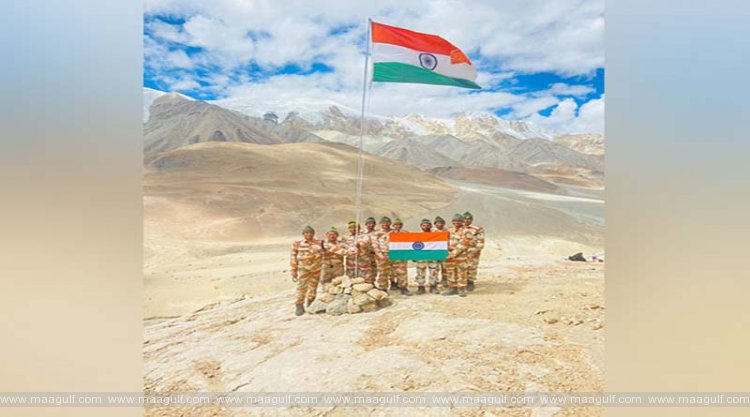 స‌ముద్ర మ‌ట్టానికి 3,488కిలోమీట‌ర్ల ఎత్తులో త్రివ‌ర్ణ పతాకం