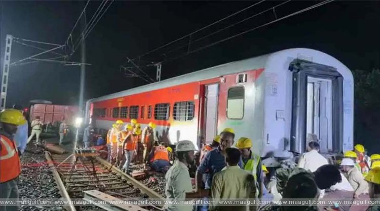 ఢీకొన్న రెండు రైళ్లు.. 53 మందికి గాయాలు