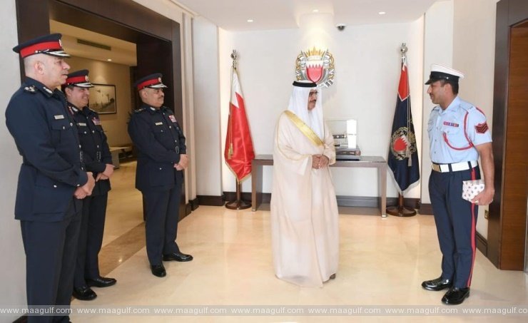 కమ్యూనిటీ పోలీసును సత్కరించిన అంతర్గత మంత్రి