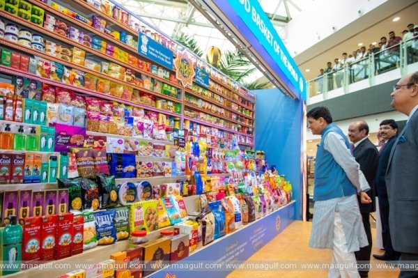 లులూ హైపర్ మార్కెట్ లో \'ఇండియా ఉత్సవ్\' సెక్షన్ ను ప్రారంభించిన మంత్రి పీయూష్ గోయల్