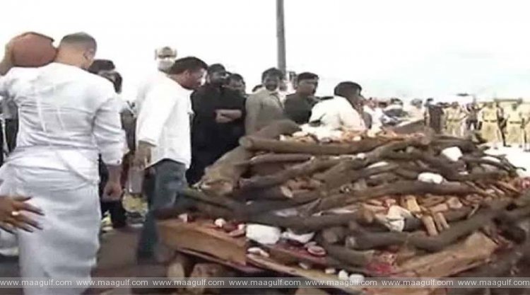 అశ్రునయనాల మధ్య ముగిసిన రెబ‌ల్ స్టార్‌ కృష్ణంరాజు అంత్య‌క్రియ‌లు