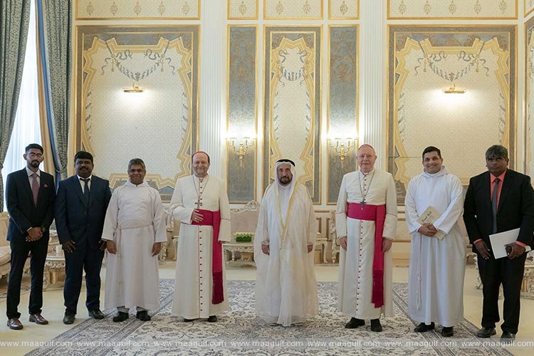 షార్జా రాజుతో క్యాథలిక్ చర్చి బిషప్ సహా ఆయన బృందం సమావేశం