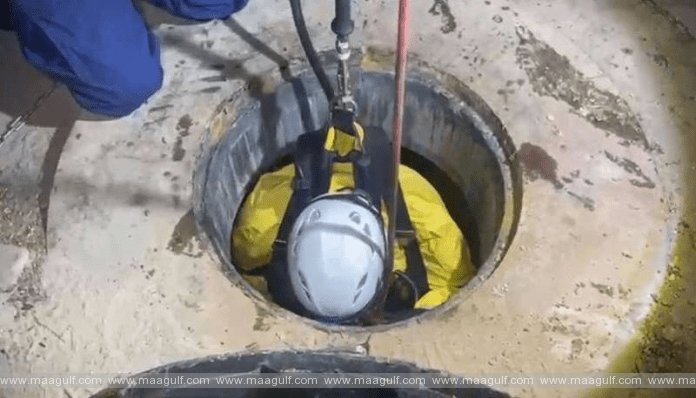 మ్యాన్‌హోల్‌లో పడ్డ కార్మికుడిని రక్షించిన అగ్నిమాపక సిబ్బంది