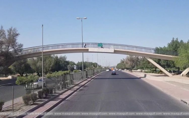 పాదచారుల వంతెనపై బైక్ రైడింగ్.. బహిష్కరణ వేటు