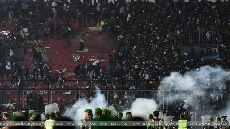 ఫుట్‌బాల్ గ్రౌండ్‌లో తొక్కిసలాట..127 మంది మృతి...