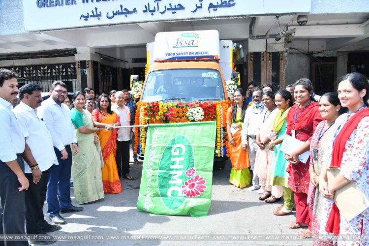 1 ఫుడ్ సేఫ్టీ ఆన్ వీల్స్\' మొబైల్ వ్యాన్ ను ప్రారంభించిన మేయర్ గద్వాల్ విజయలక్ష్మి