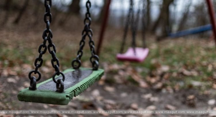 పబ్లిక్ పార్కులో విద్యార్థిని పై పడిన ఊయల: Dh700,000 పరిహారం