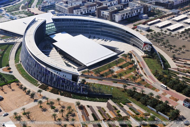 2741 Graduates and students participate in the first \'KHIBRA\' program at the UAE University