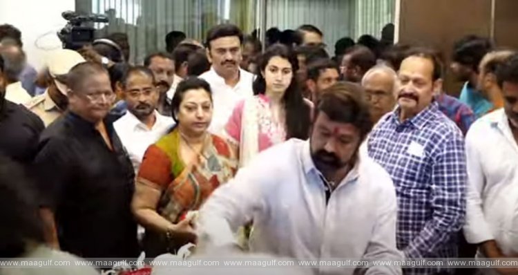 కృష్ణ పార్థివ దేహానికి నివాళ్లు అర్పించిన బాలకృష్ణ