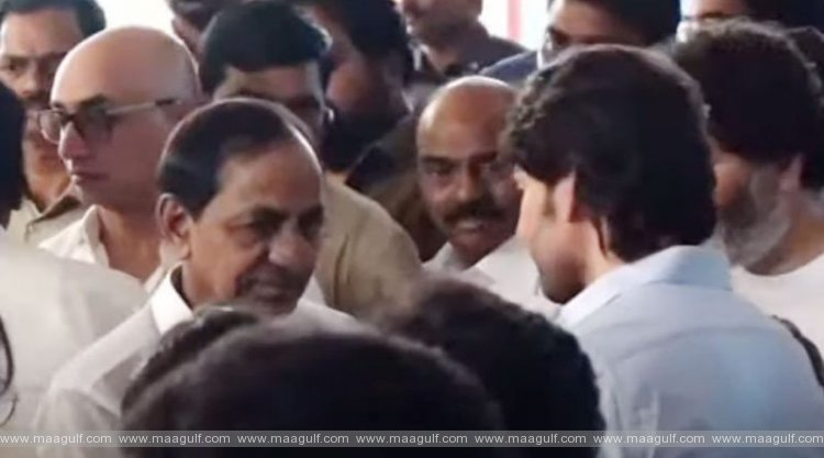 కృష్ణ భౌతికకాయానికి నివాళి అర్పించిన సీఎం కేసీఆర్