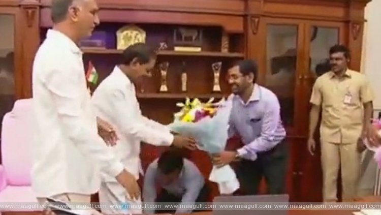 సీఎం కేసీఆర్ కాళ్లు మొక్కిన తెలంగాణ హెల్త్ డైరెక్టర్