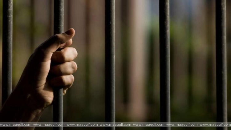 కస్టడీ నుంచి నిందితుడు పరార్: ఇద్దరు పోలీసు అధికారులు 5వేల జరిమానా