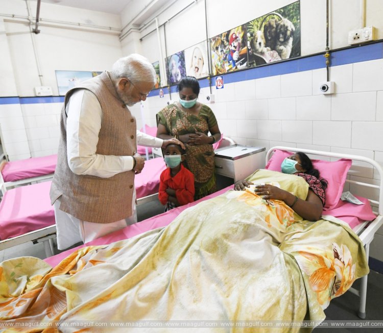 మోర్బీ వంతెన బాధితులను పరామర్శించిన ప్రధాని మోడీ