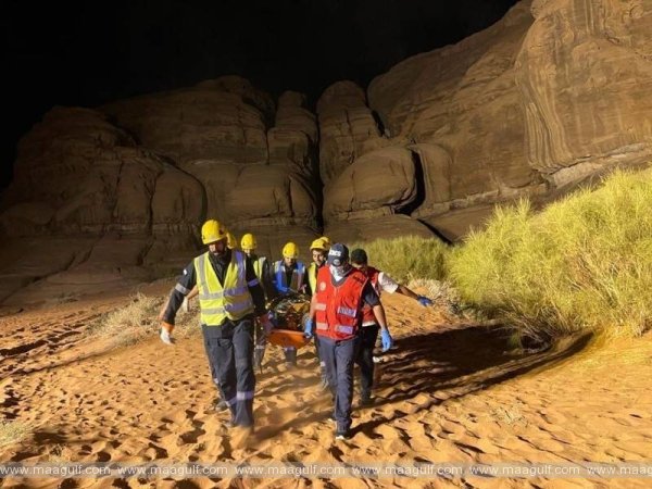 పర్వత శిఖరం నుండి పడిన యువకుడిని రక్షించిన రెడ్ క్రెసెంట్ బృందాలు