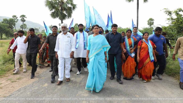 YS షర్మిల పాదయాత్రలో మైల్ స్టోన్..