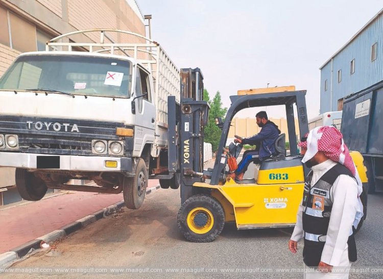 1 ముబారక్ అల్-కబీర్లో కార్లు, పడవలు స్వాధీనం
