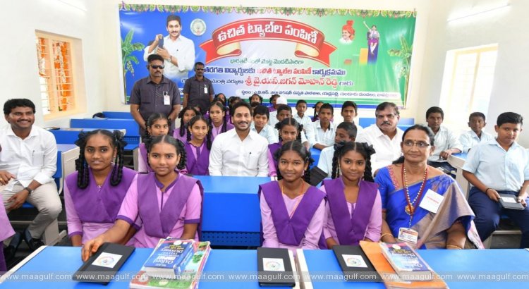 1 విద్యార్థులకు ఉచిత ట్యాబ్లను పంపిణీ చేసిన సీఎం జగన్