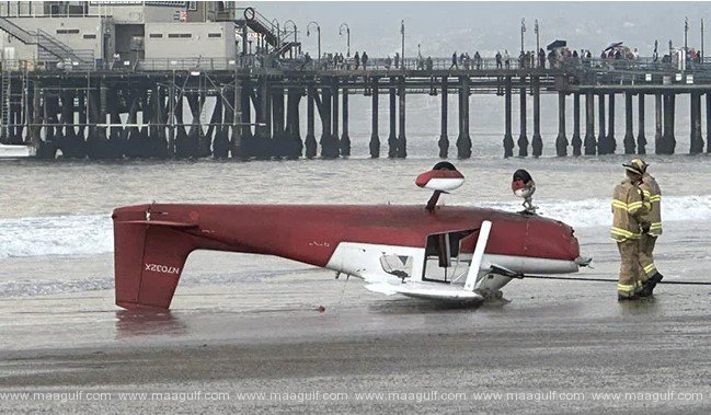 బీచ్‌లో తలకిందులుగా కూలిపోయిన విమానం..