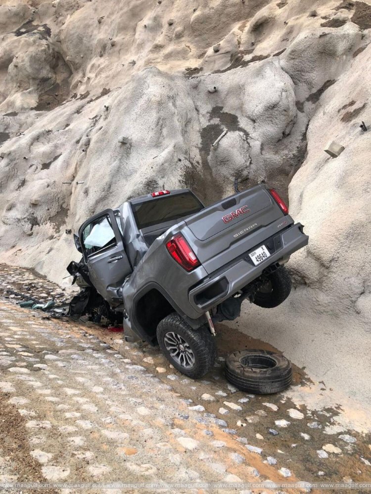 1 వాహనం అదుపు తప్పి.. పర్వతాన్ని ఢీకొని వ్యక్తి మృతి